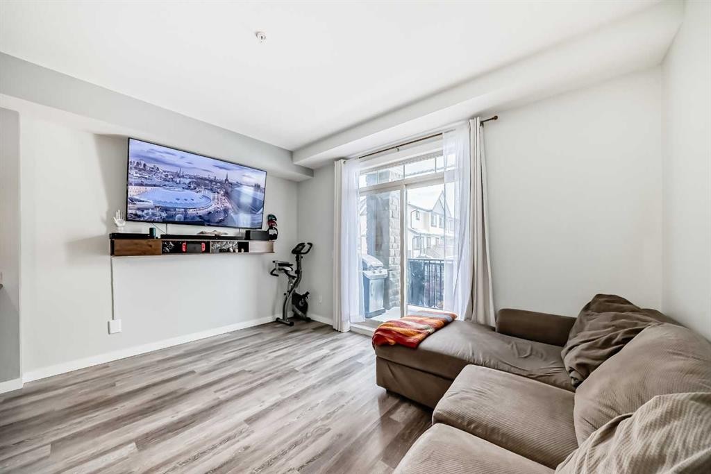 101-117 Copperpond Common Se, Calgary, AB - Indoor Photo Showing Living Room