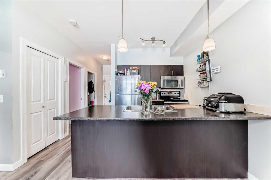 101-117 Copperpond Common Se, Calgary, AB - Indoor Photo Showing Kitchen With Upgraded Kitchen