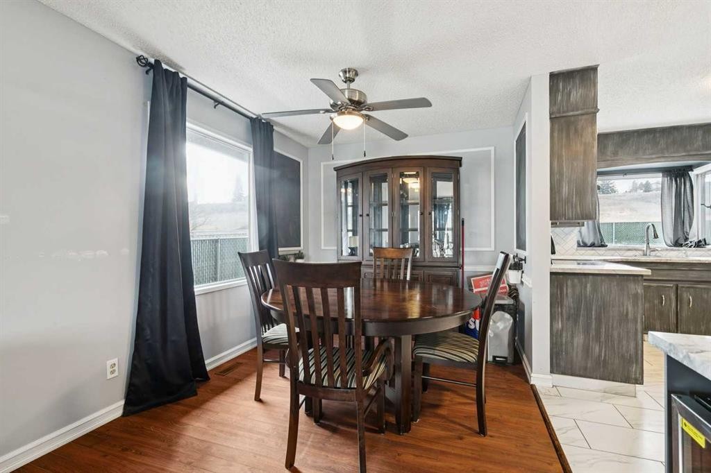 13811 Deer Run Boulevard Se, Calgary, AB - Indoor Photo Showing Dining Room