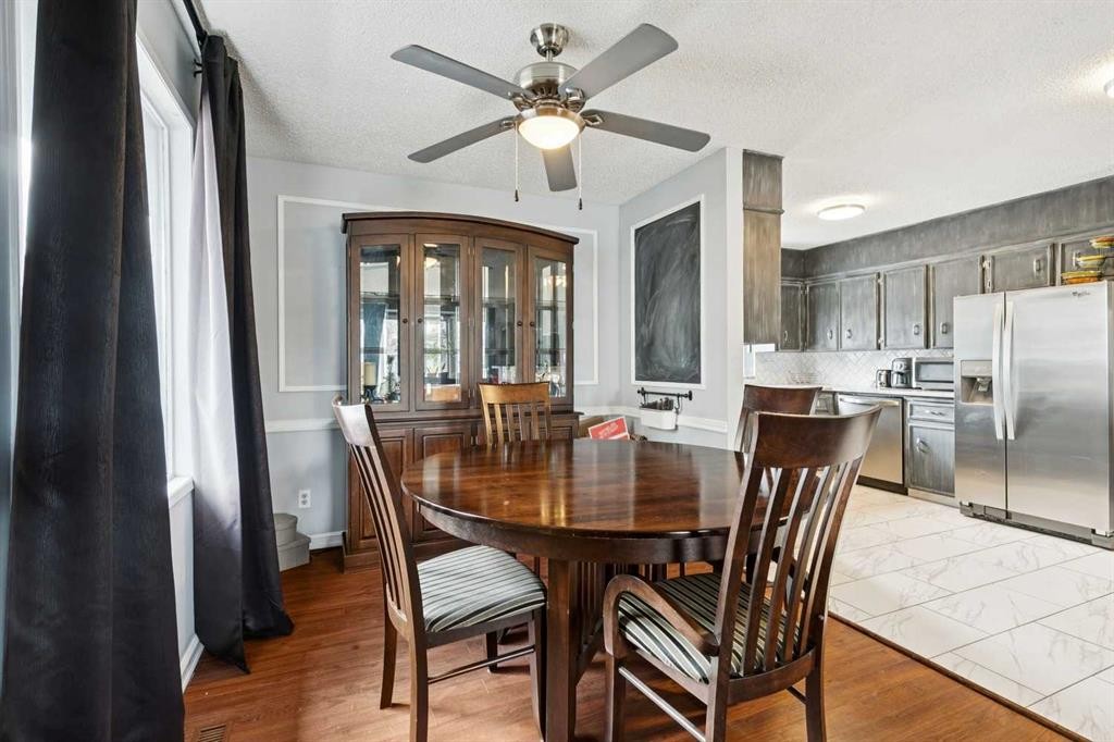 13811 Deer Run Boulevard Se, Calgary, AB - Indoor Photo Showing Dining Room