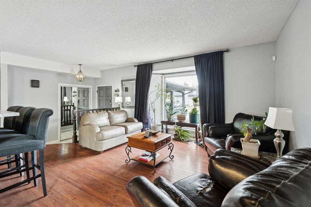 13811 Deer Run Boulevard Se, Calgary, AB - Indoor Photo Showing Living Room
