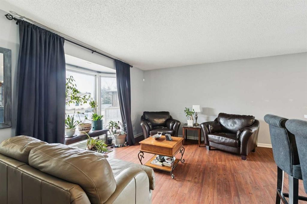 13811 Deer Run Boulevard Se, Calgary, AB - Indoor Photo Showing Living Room