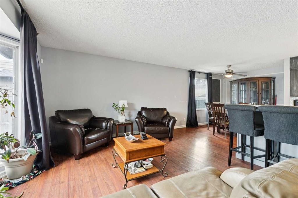 13811 Deer Run Boulevard Se, Calgary, AB - Indoor Photo Showing Living Room