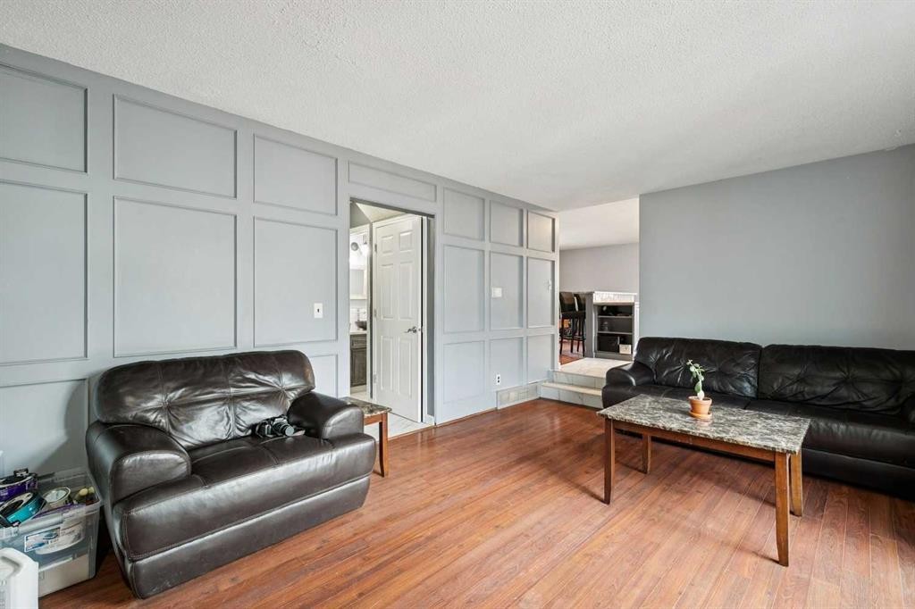13811 Deer Run Boulevard Se, Calgary, AB - Indoor Photo Showing Living Room