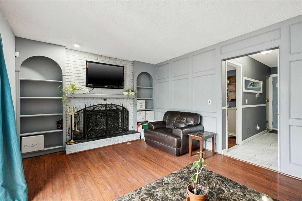 13811 Deer Run Boulevard Se, Calgary, AB - Indoor Photo Showing Living Room With Fireplace
