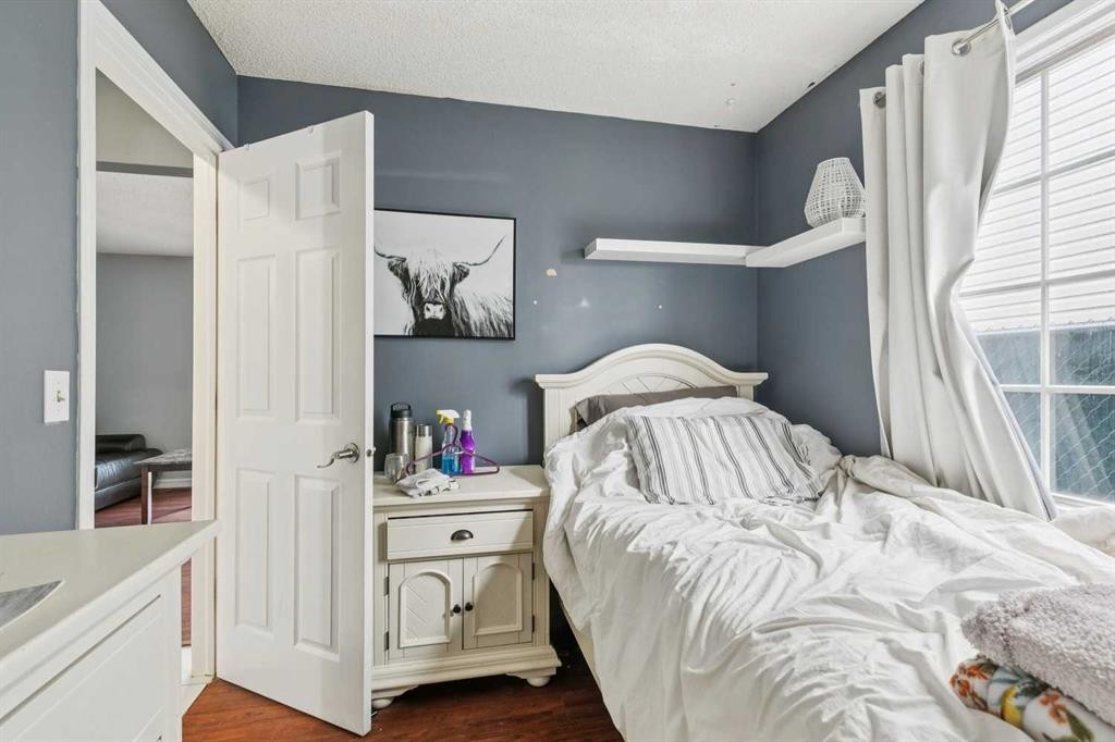 13811 Deer Run Boulevard Se, Calgary, AB - Indoor Photo Showing Bedroom