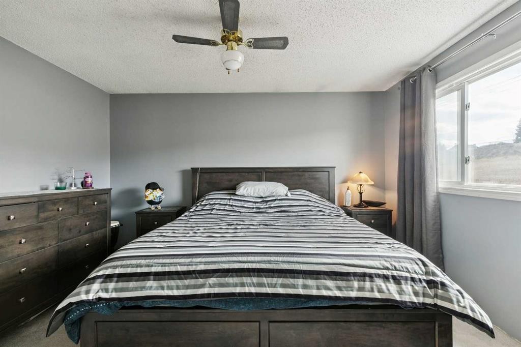 13811 Deer Run Boulevard Se, Calgary, AB - Indoor Photo Showing Bedroom