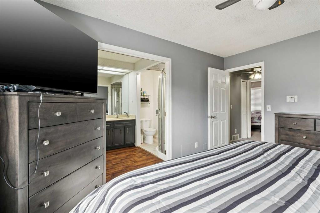 13811 Deer Run Boulevard Se, Calgary, AB - Indoor Photo Showing Bedroom
