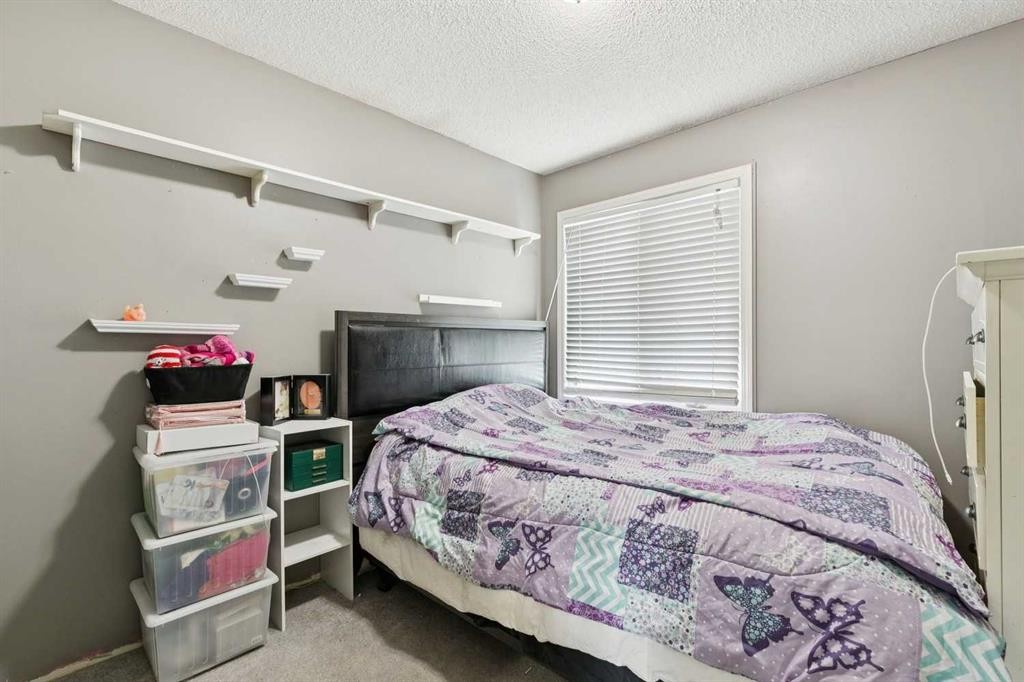 13811 Deer Run Boulevard Se, Calgary, AB - Indoor Photo Showing Bedroom