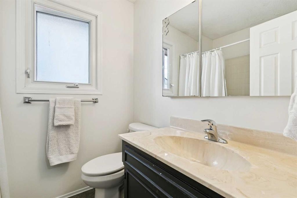 13811 Deer Run Boulevard Se, Calgary, AB - Indoor Photo Showing Bathroom