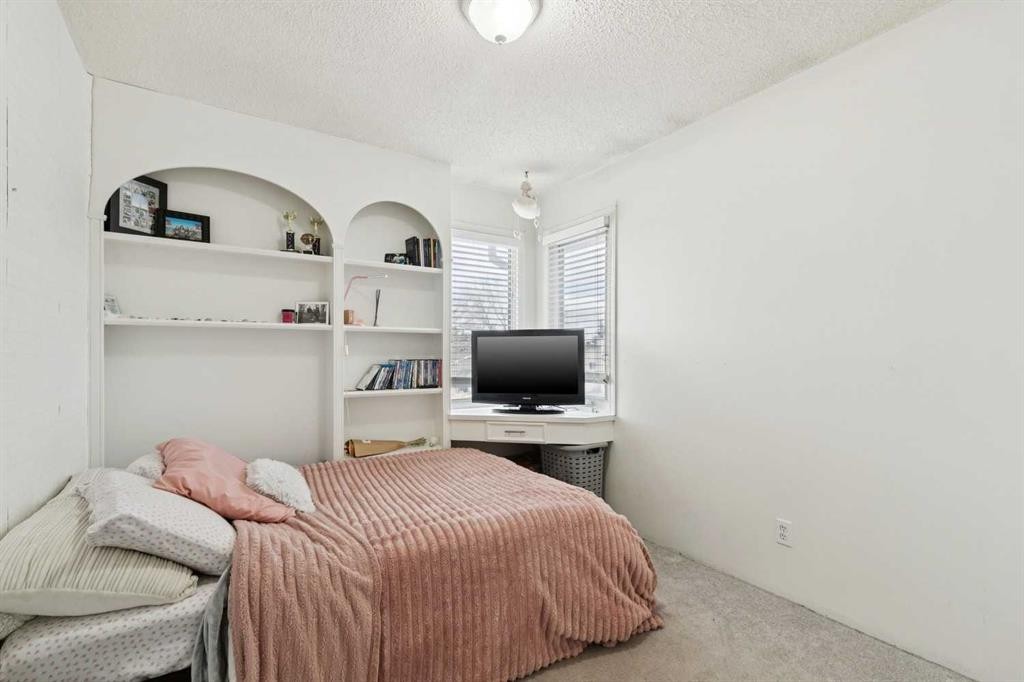 13811 Deer Run Boulevard Se, Calgary, AB - Indoor Photo Showing Bedroom