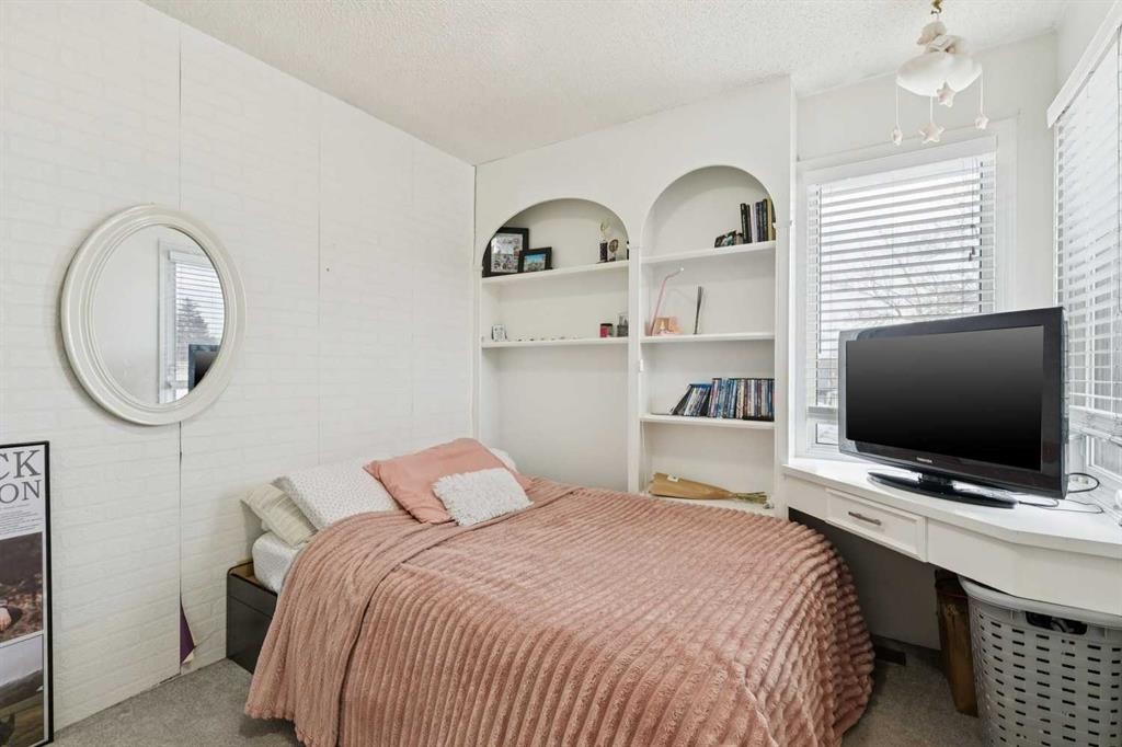 13811 Deer Run Boulevard Se, Calgary, AB - Indoor Photo Showing Bedroom