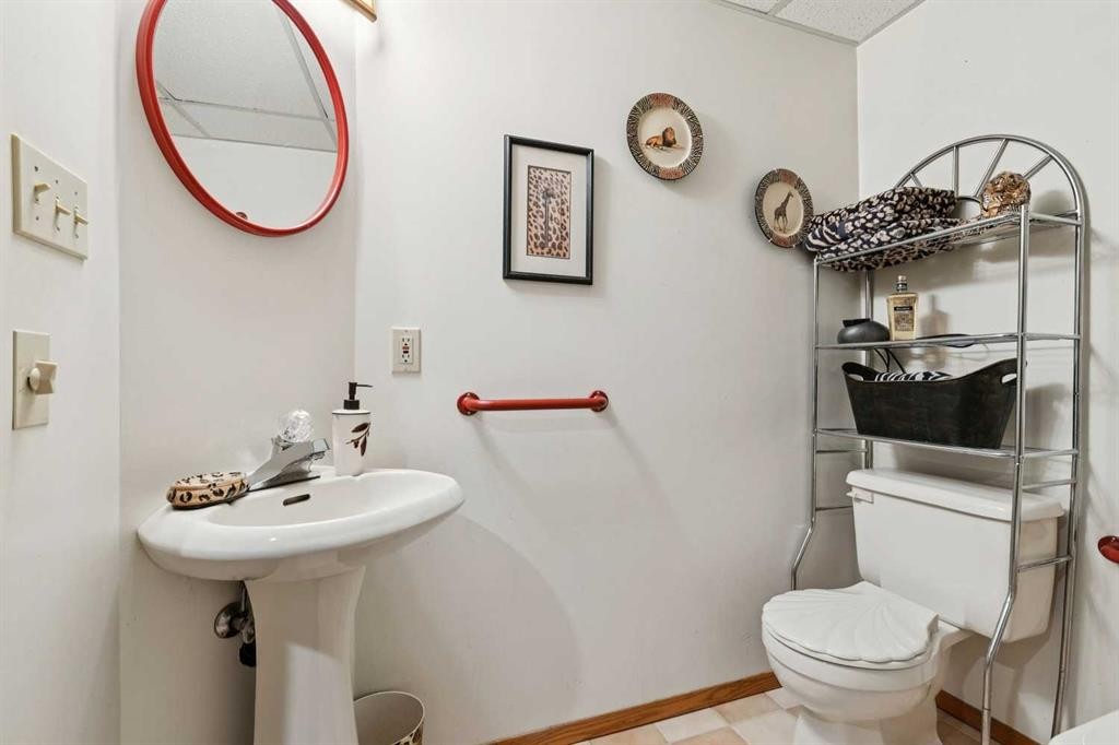 13811 Deer Run Boulevard Se, Calgary, AB - Indoor Photo Showing Bathroom
