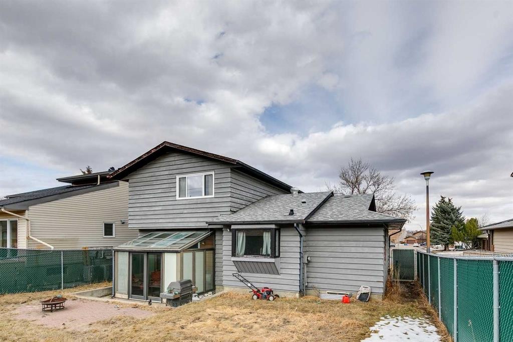 13811 Deer Run Boulevard Se, Calgary, AB - Outdoor
