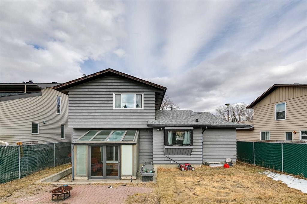 13811 Deer Run Boulevard Se, Calgary, AB - Outdoor With Exterior