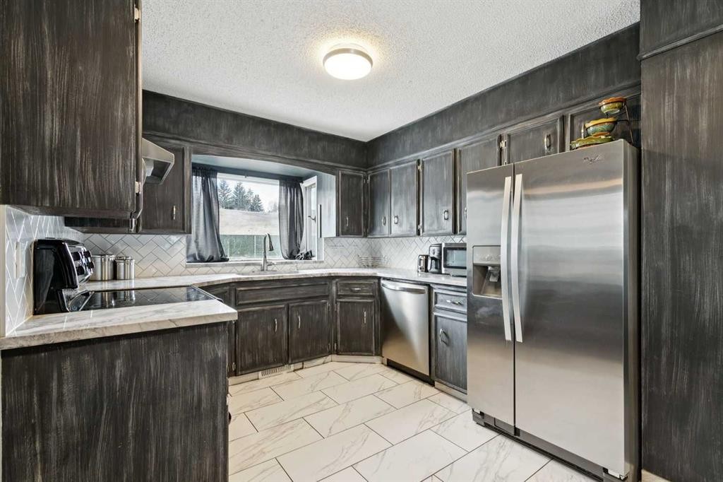 13811 Deer Run Boulevard Se, Calgary, AB - Indoor Photo Showing Kitchen With Stainless Steel Kitchen With Upgraded Kitchen