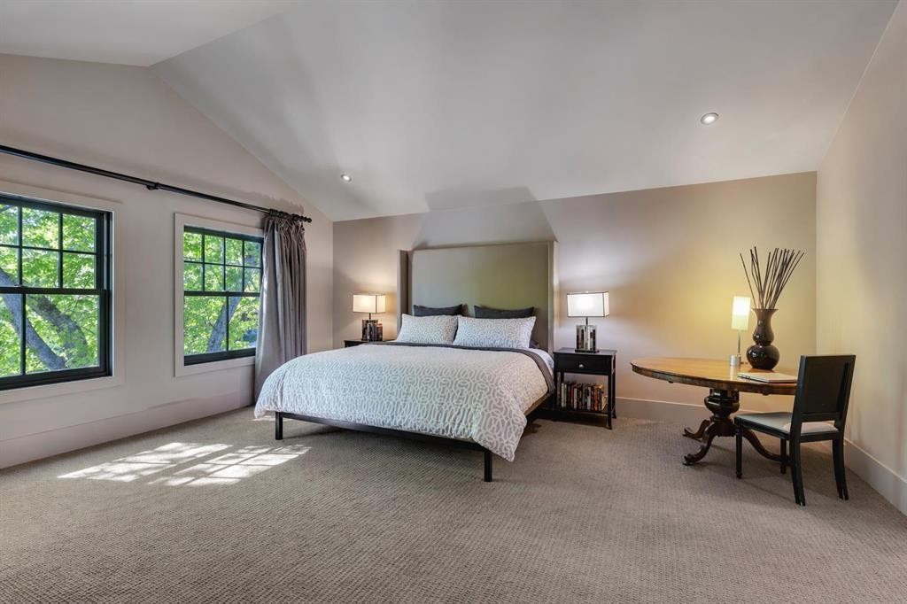 239 37 Avenue Sw, Calgary, AB - Indoor Photo Showing Bedroom