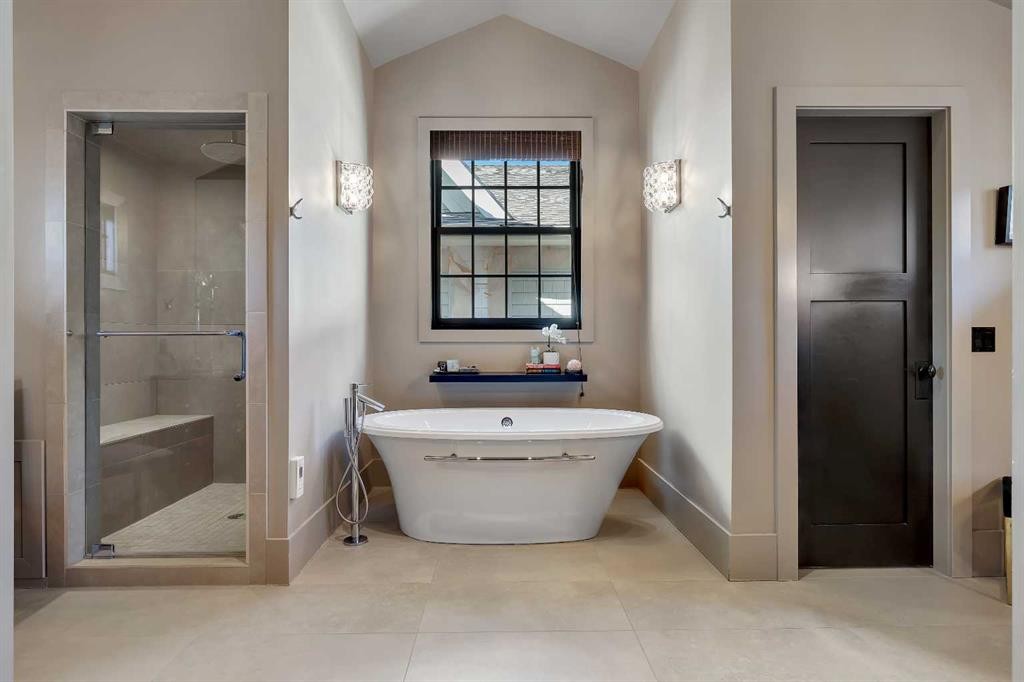 239 37 Avenue Sw, Calgary, AB - Indoor Photo Showing Bathroom