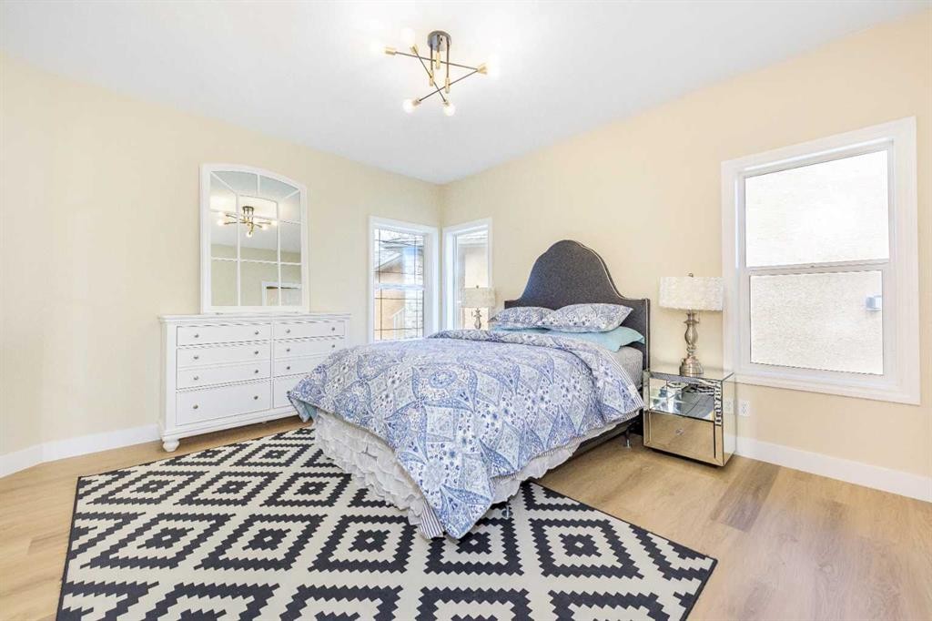 42 Royal Crest Point Nw, Calgary, AB - Indoor Photo Showing Bedroom