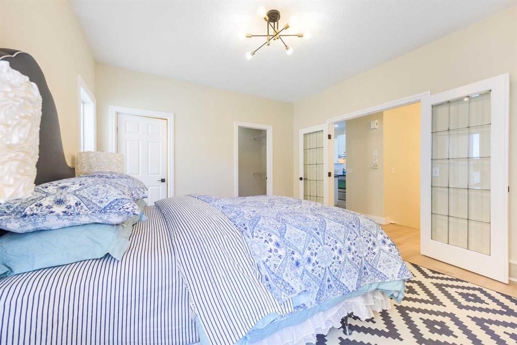 42 Royal Crest Point Nw, Calgary, AB - Indoor Photo Showing Bedroom