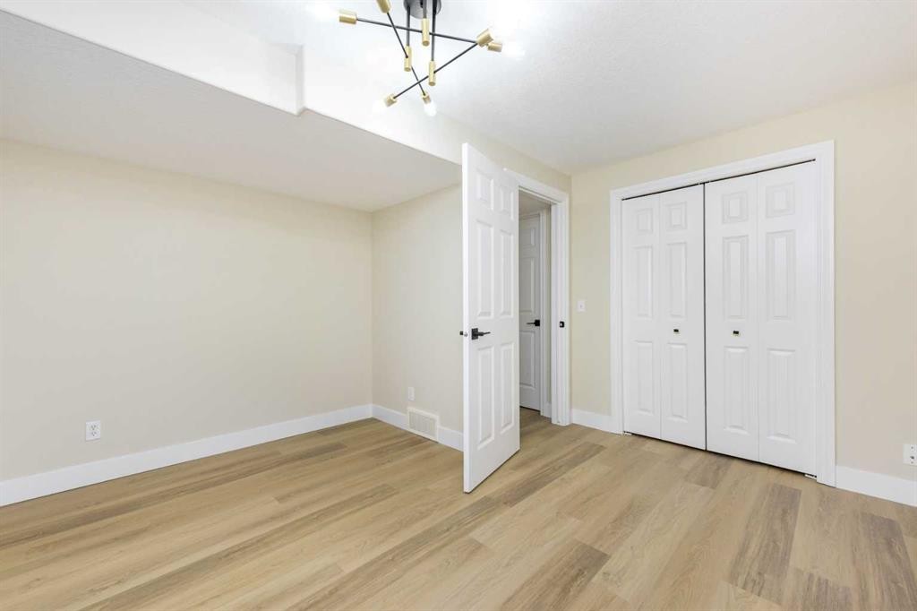42 Royal Crest Point Nw, Calgary, AB - Indoor Photo Showing Other Room