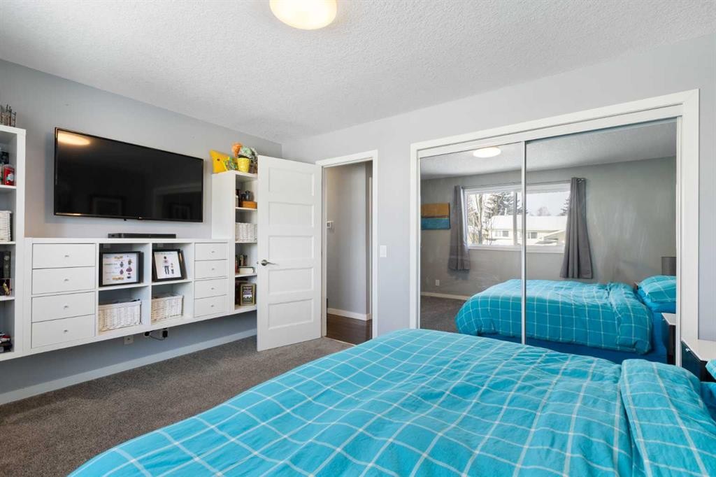 172 Rundlefield Crescent Ne, Calgary, AB - Indoor Photo Showing Bedroom