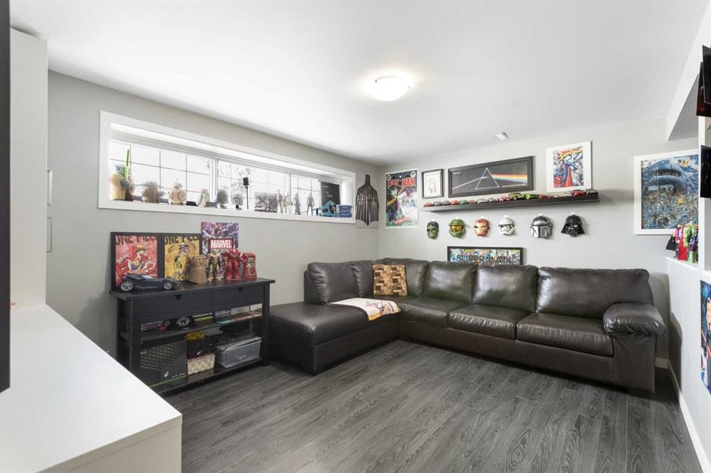 172 Rundlefield Crescent Ne, Calgary, AB - Indoor Photo Showing Living Room