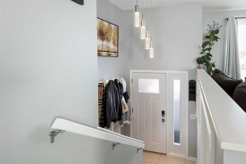 172 Rundlefield Crescent Ne, Calgary, AB - Indoor Photo Showing Other Room