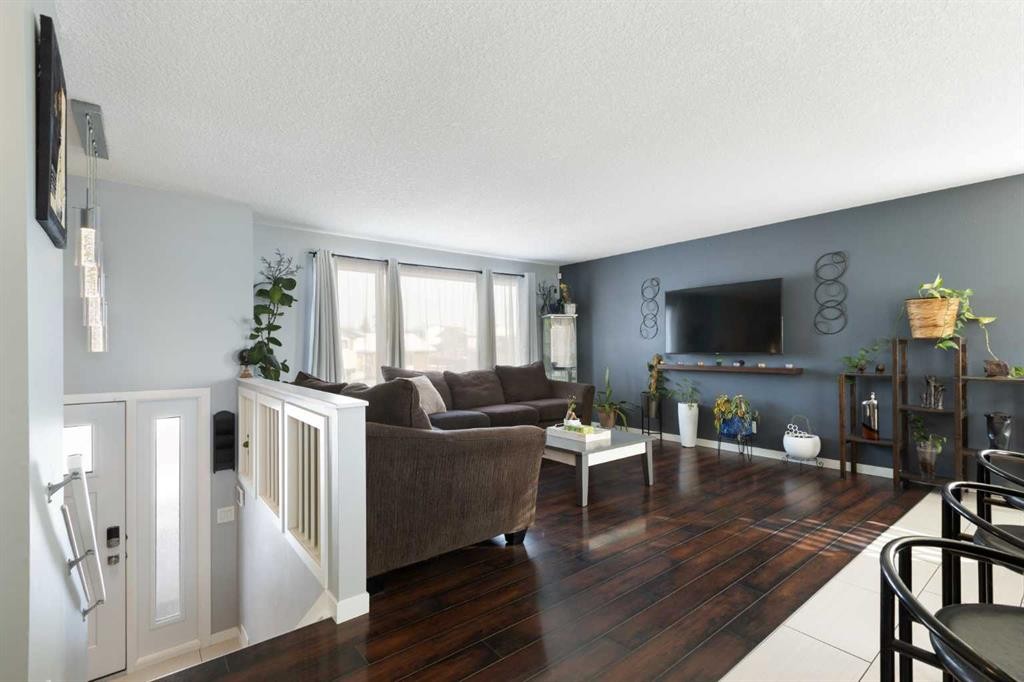 172 Rundlefield Crescent Ne, Calgary, AB - Indoor Photo Showing Living Room