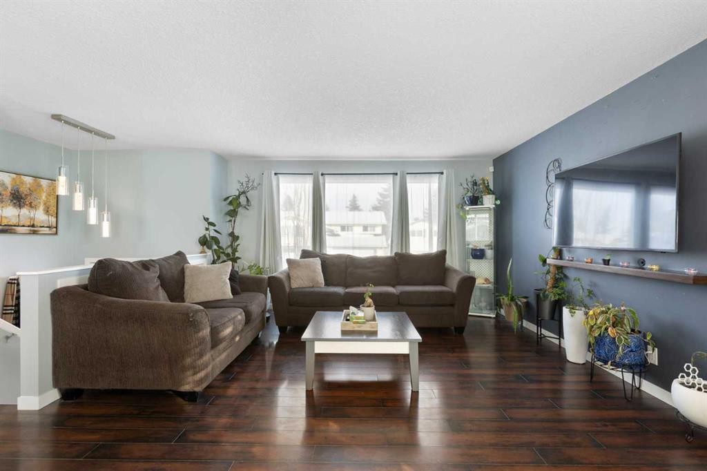 172 Rundlefield Crescent Ne, Calgary, AB - Indoor Photo Showing Living Room