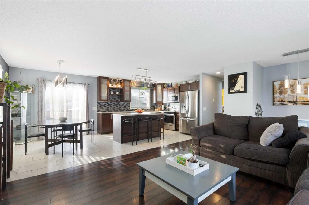 172 Rundlefield Crescent Ne, Calgary, AB - Indoor Photo Showing Living Room
