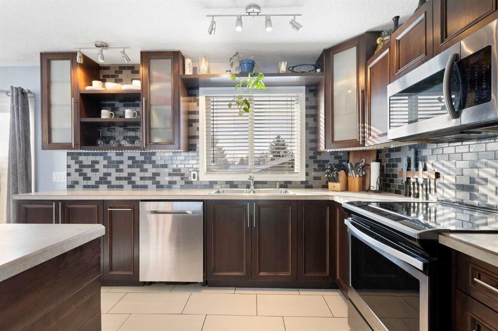 172 Rundlefield Crescent Ne, Calgary, AB - Indoor Photo Showing Kitchen With Stainless Steel Kitchen With Double Sink With Upgraded Kitchen