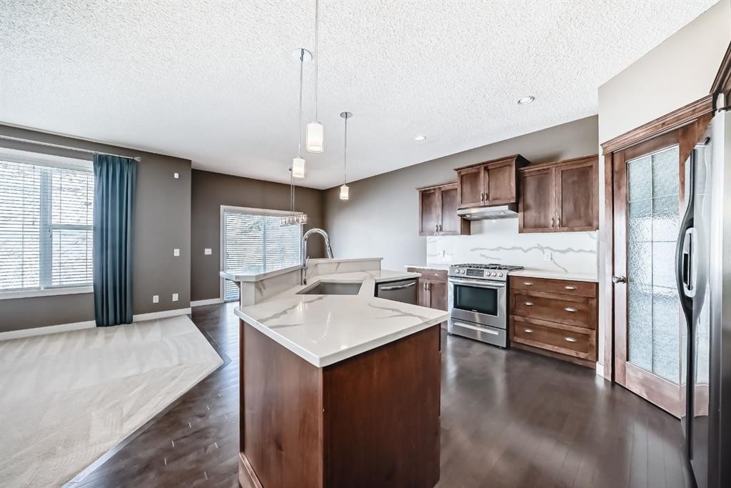 259 St Moritz Drive Sw, Calgary, AB - Indoor Photo Showing Kitchen