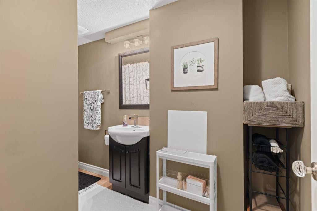 10311 Wapiti Drive Se, Calgary, AB - Indoor Photo Showing Bathroom