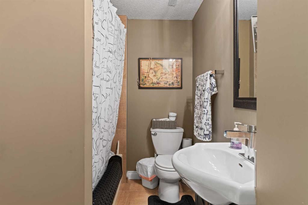 10311 Wapiti Drive Se, Calgary, AB - Indoor Photo Showing Bathroom