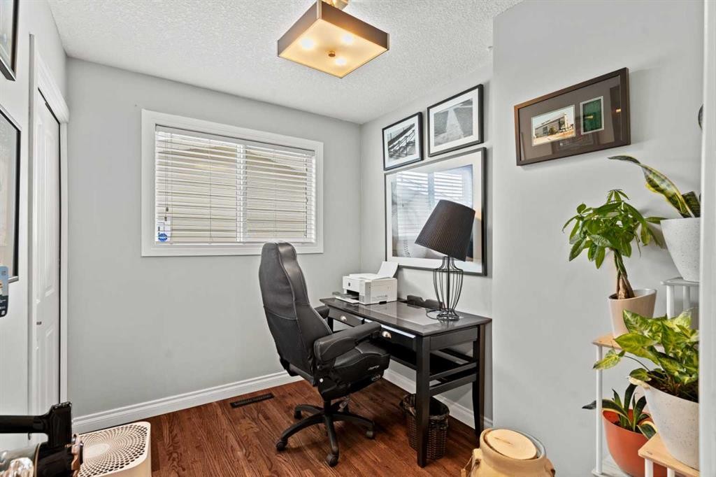10311 Wapiti Drive Se, Calgary, AB - Indoor Photo Showing Office
