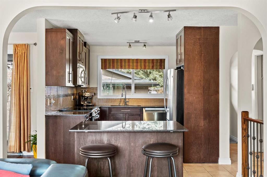 10311 Wapiti Drive Se, Calgary, AB - Indoor Photo Showing Kitchen With Double Sink