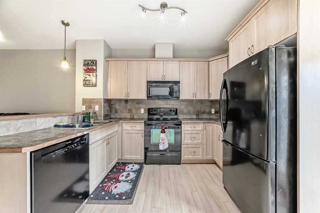 111 Ranch Ridge Meadow, Strathmore, AB - Indoor Photo Showing Kitchen With Double Sink