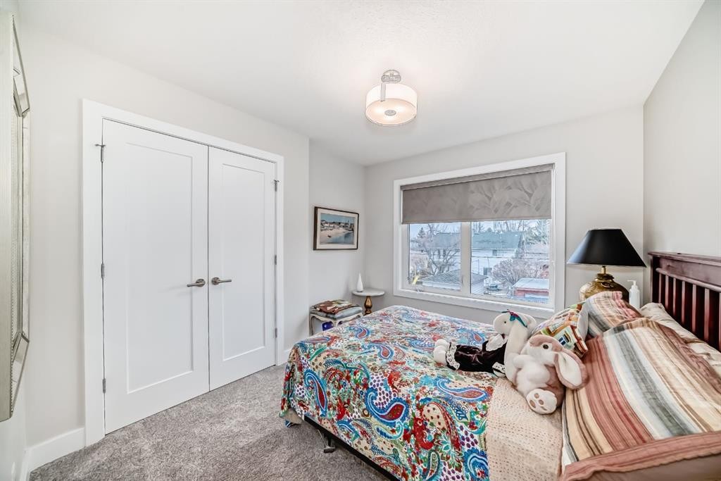 3705 2 Avenue Sw, Calgary, AB - Indoor Photo Showing Bedroom