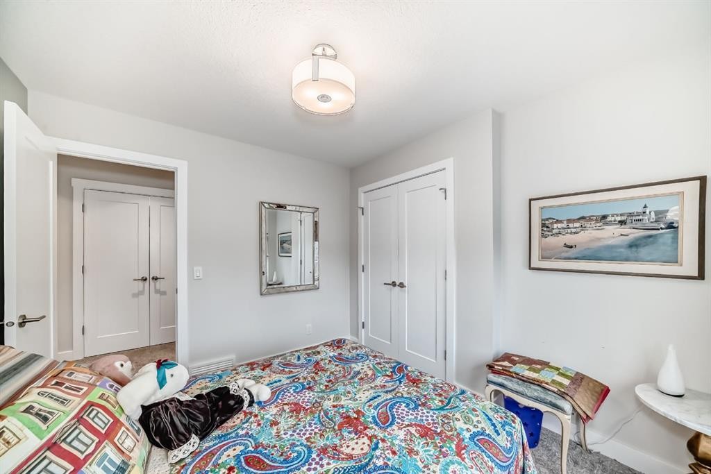 3705 2 Avenue Sw, Calgary, AB - Indoor Photo Showing Bedroom