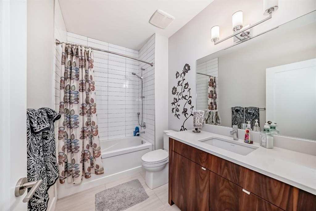 3705 2 Avenue Sw, Calgary, AB - Indoor Photo Showing Bathroom