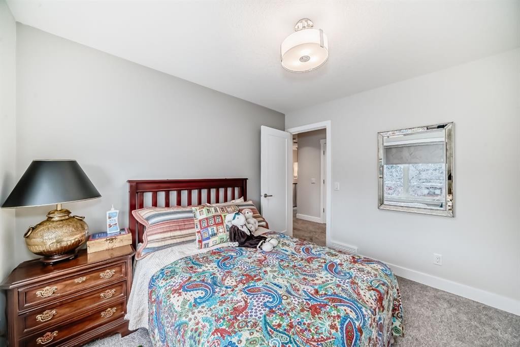 3705 2 Avenue Sw, Calgary, AB - Indoor Photo Showing Bedroom