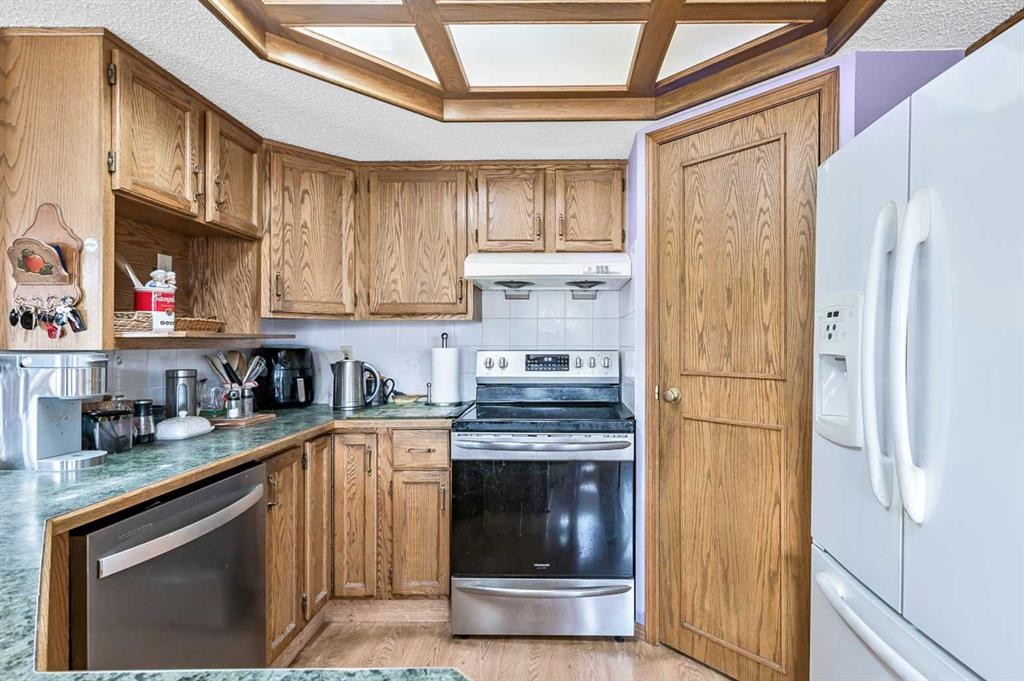 124 Catalina Place Ne, Calgary, AB - Indoor Photo Showing Kitchen