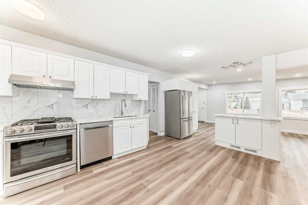 307 Huntridge Road Ne, Calgary, AB - Indoor Photo Showing Kitchen
