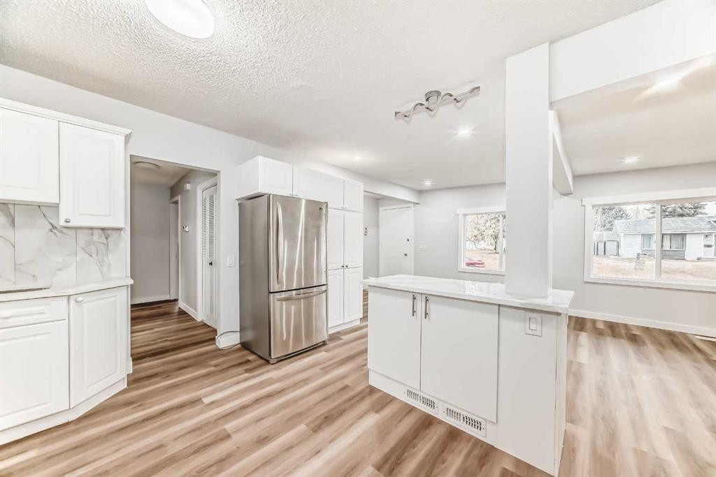 307 Huntridge Road Ne, Calgary, AB - Indoor Photo Showing Kitchen