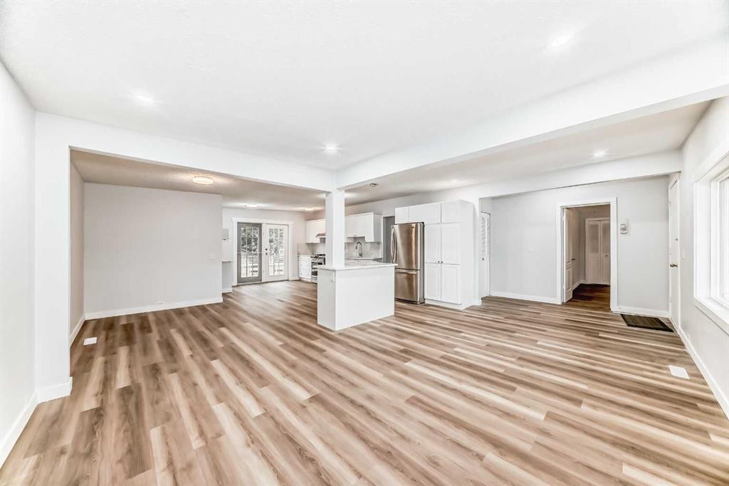 307 Huntridge Road Ne, Calgary, AB - Indoor Photo Showing Other Room