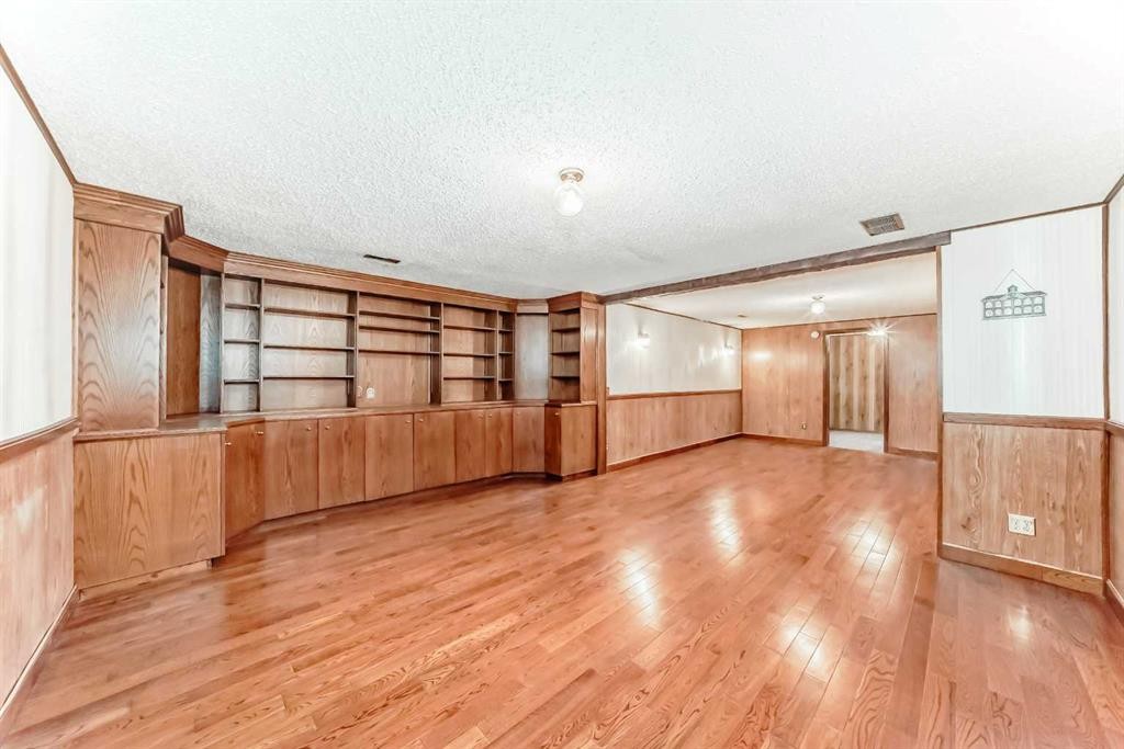 307 Huntridge Road Ne, Calgary, AB - Indoor Photo Showing Other Room