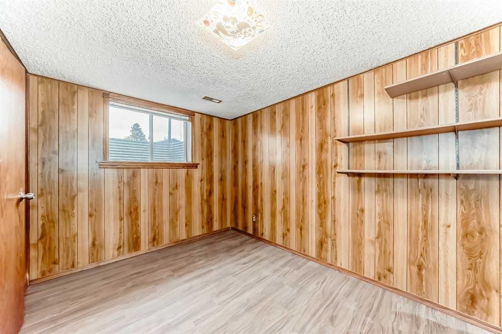 307 Huntridge Road Ne, Calgary, AB - Indoor Photo Showing Other Room