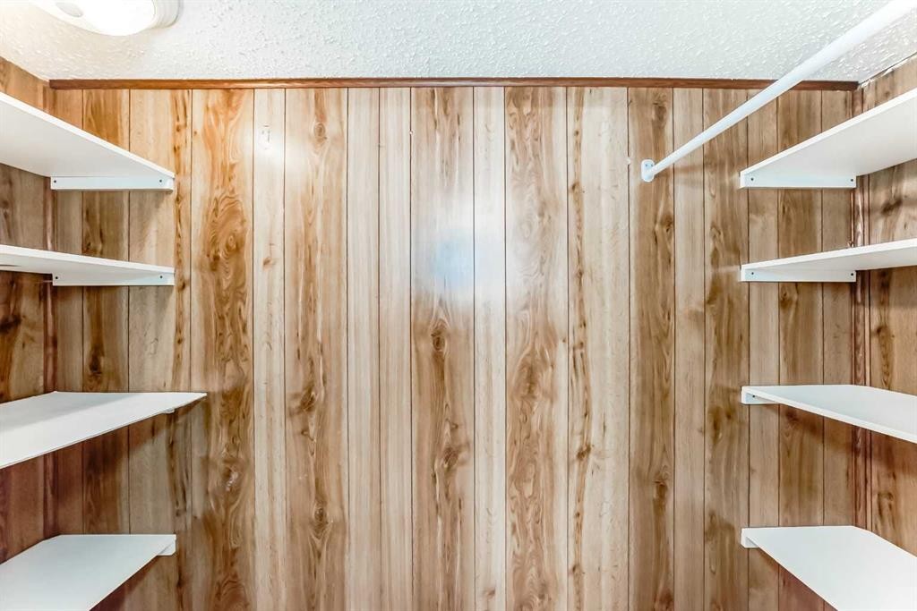 307 Huntridge Road Ne, Calgary, AB - Indoor Photo Showing Other Room