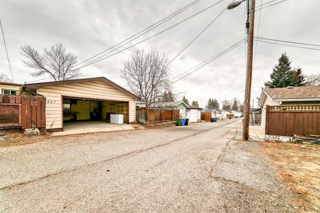 307 Huntridge Road Ne, Calgary, AB - Outdoor